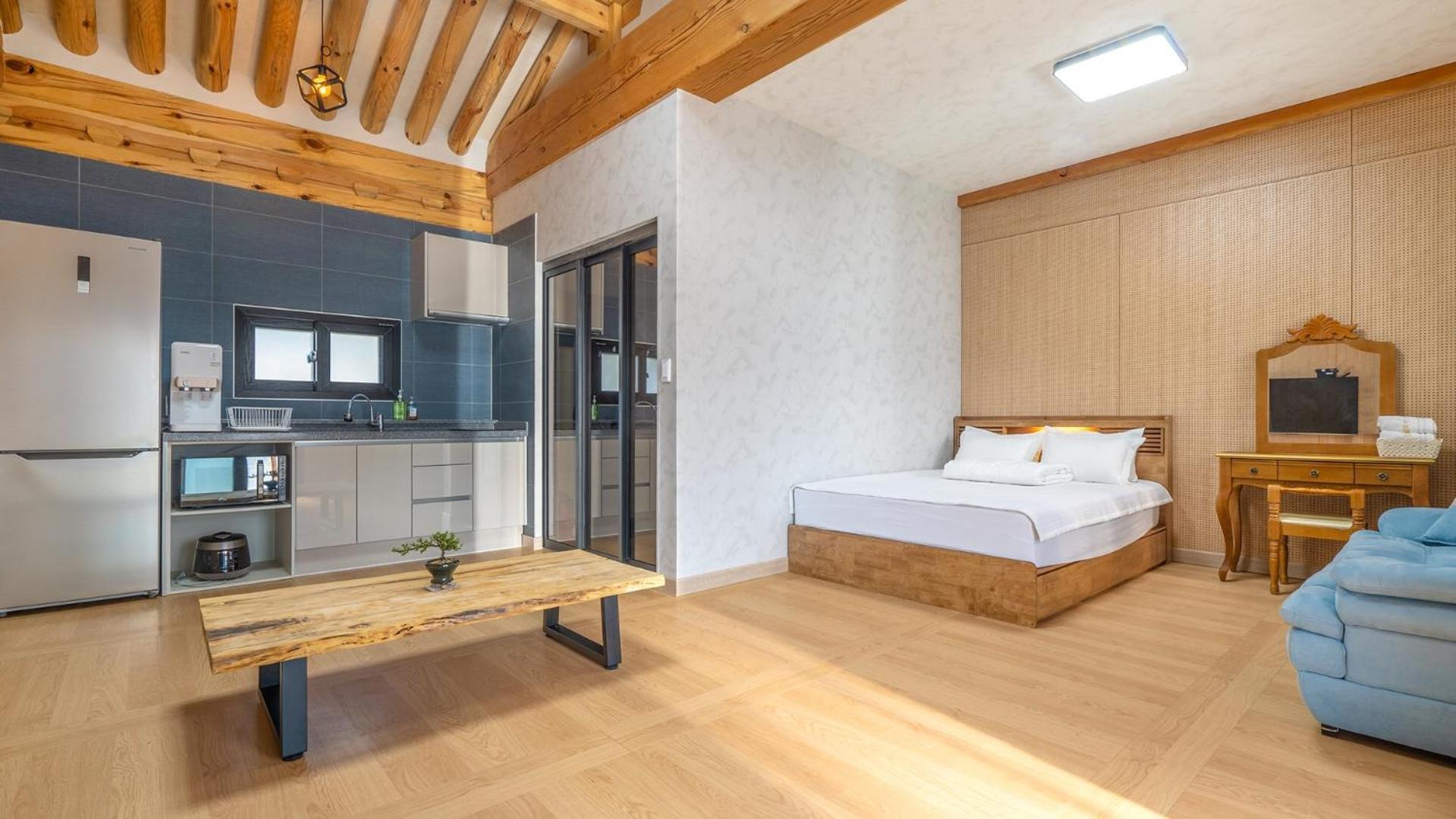 Gyeongju Gampo Byeolbit Hanok Pension Room photo