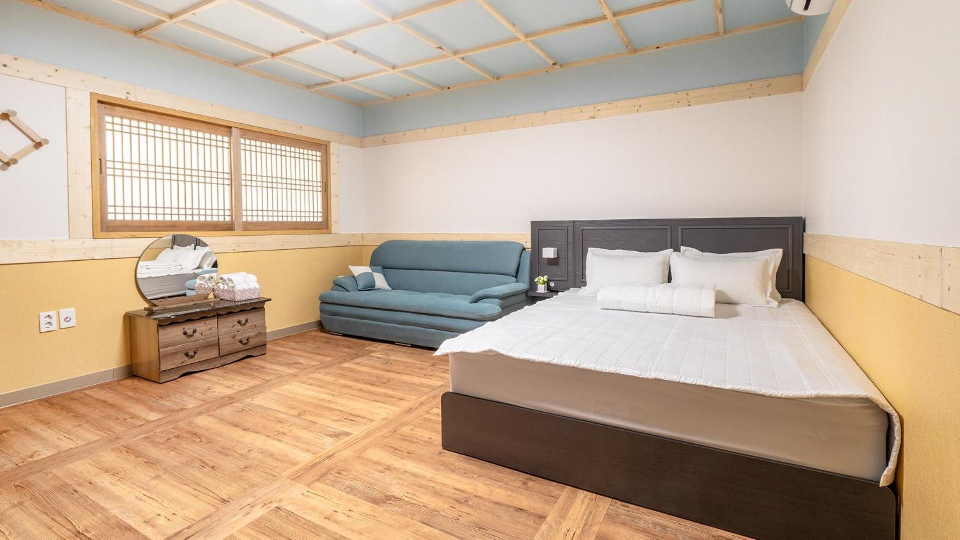 Gyeongju Gampo Byeolbit Hanok Pension Room photo